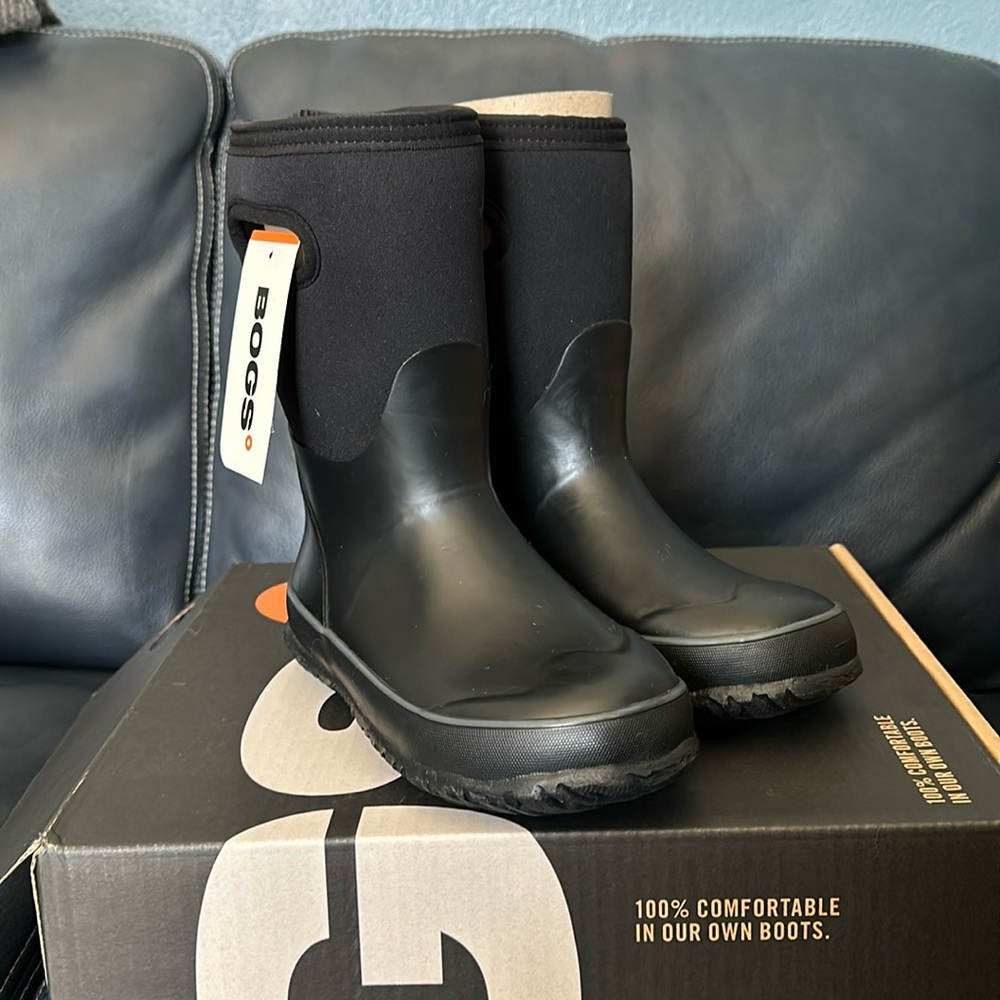 Bogs insulated rain boots kids size 2, good for the temp up to -22F - NEW